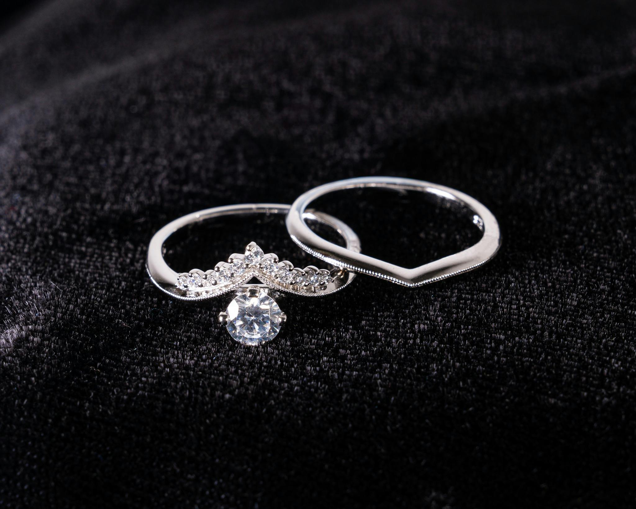 Clean solitare diamond engagement ring